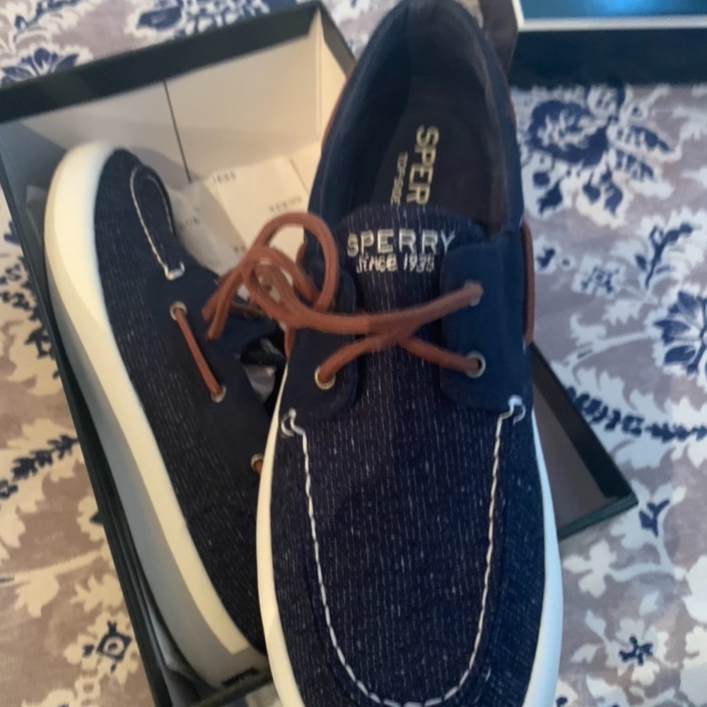 Sperry Men’s boat shoes Size 9 New. Worn twice & great for a walk or beach.